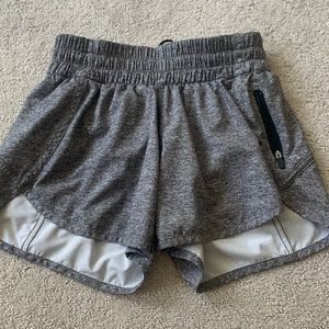 Lululemon brand tracker low-rise lined short 4” in size 6. Excellent condition.